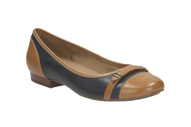 clarks tan pumps